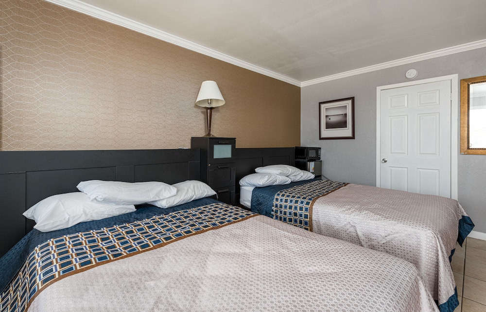 Boardwalk Hotel Charlee Beach House Rentals 9/50