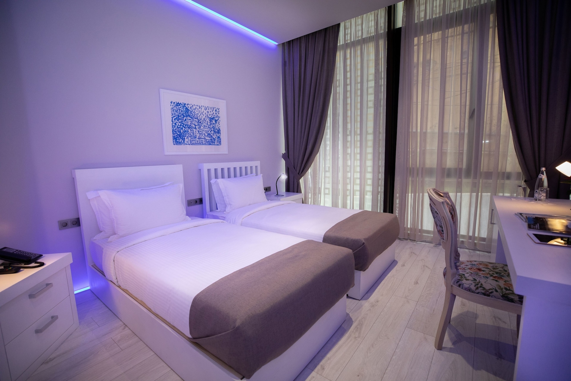 COMFORT, TWIN BEDS