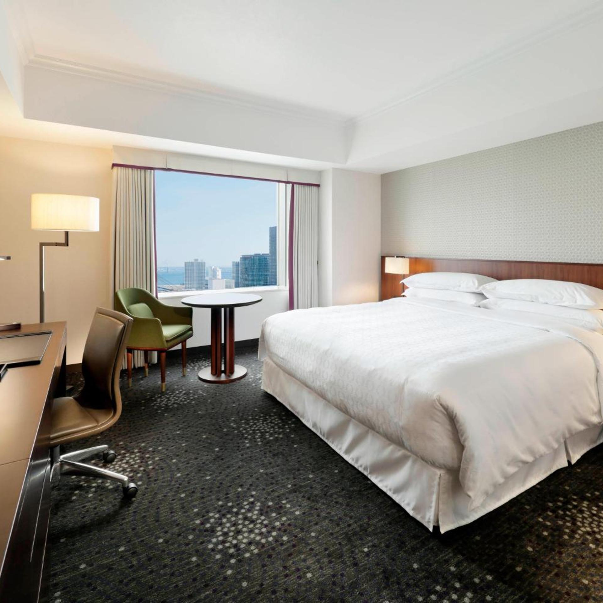 Guest Room, King Bed, City View, Club Floor