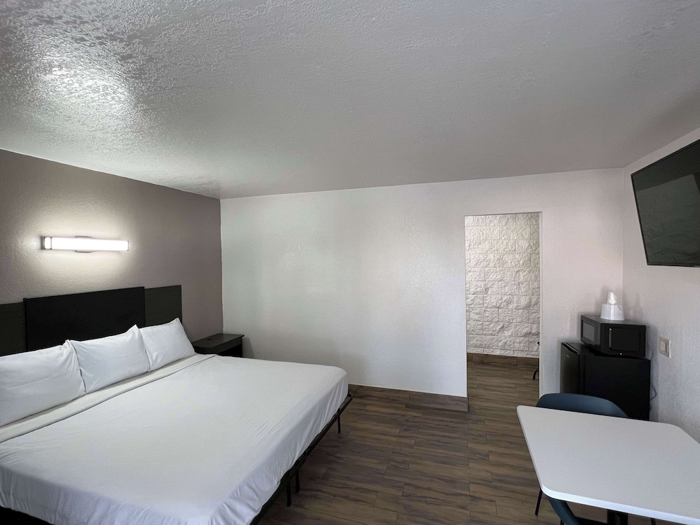 Motel6 Orange, CA - Anaheim 8/33