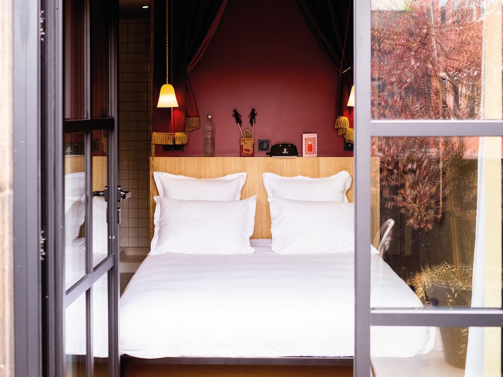 Mob Hotel Paris Les Puces 18/65