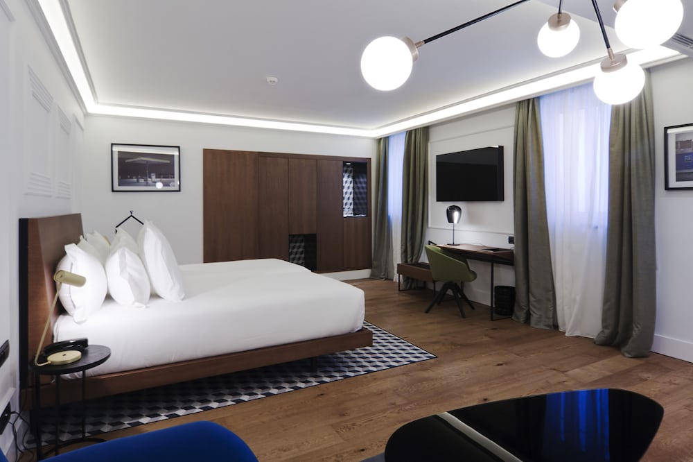 PREMIUM, COURTYARD VIEW