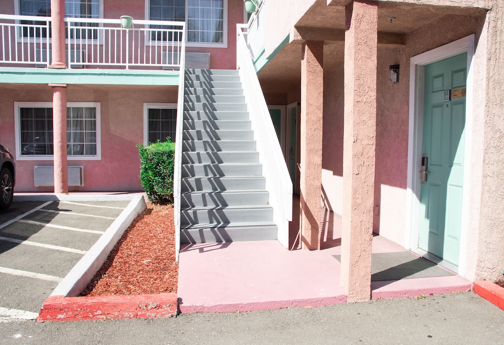 Discovery Inn 5/34