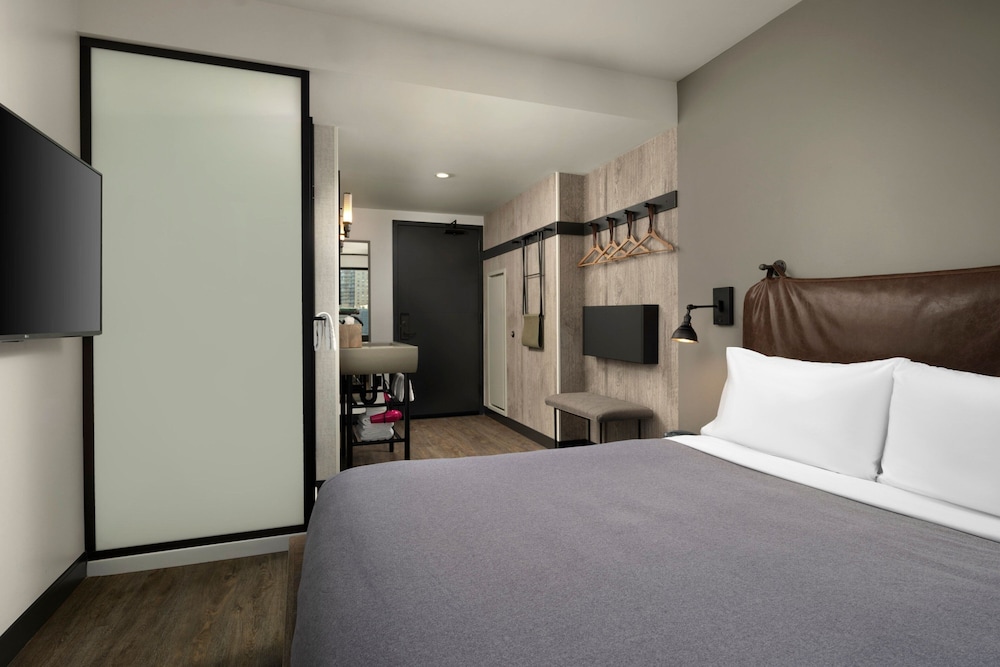 Room, Queen Bed, City View, Corner