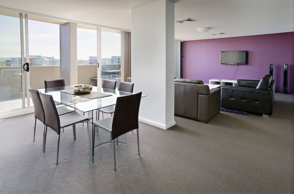 B7 Honeysuckle Executive Apartments 28/33