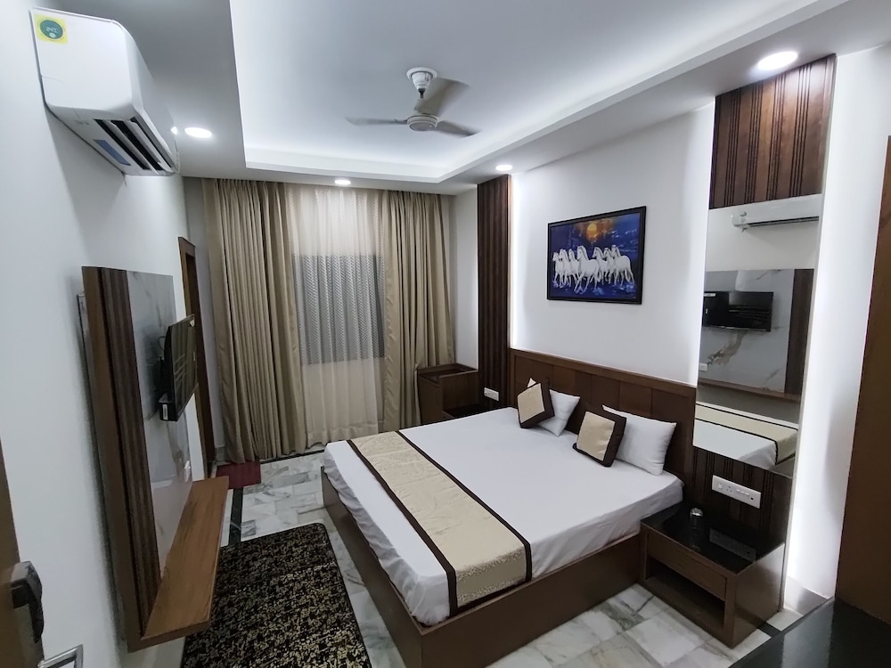 Muskan Hotel 16/48