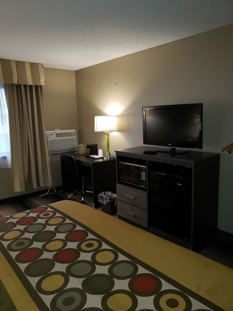 Super 8 By Wyndham Milwaukee Airport 27/57