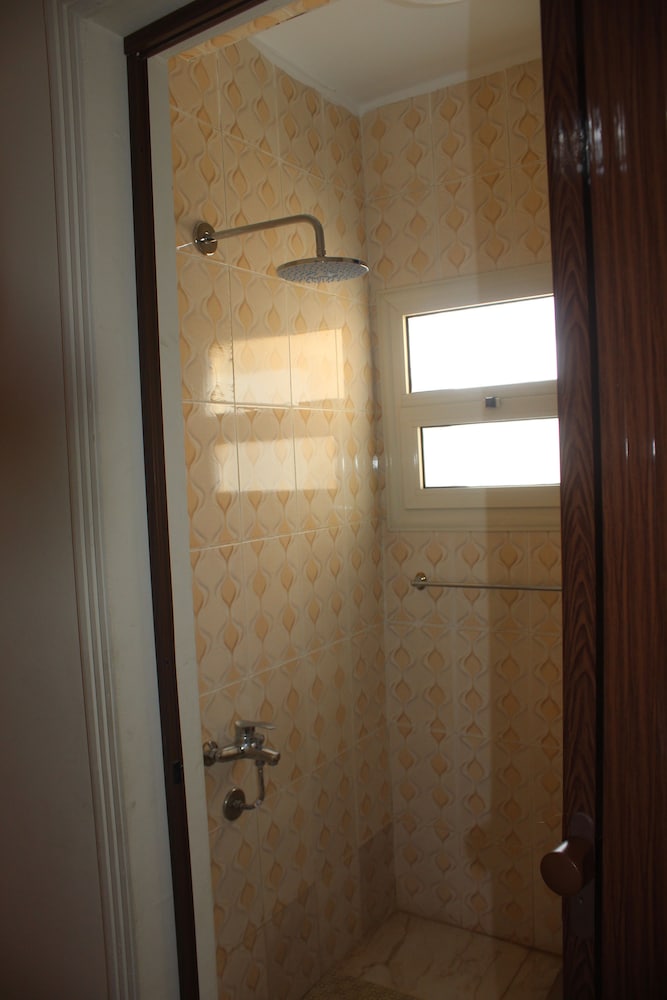 Royal Pyramids Inn 50/50