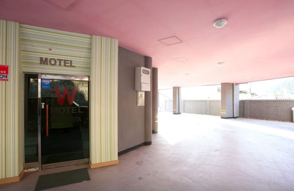 We Motel 2/30