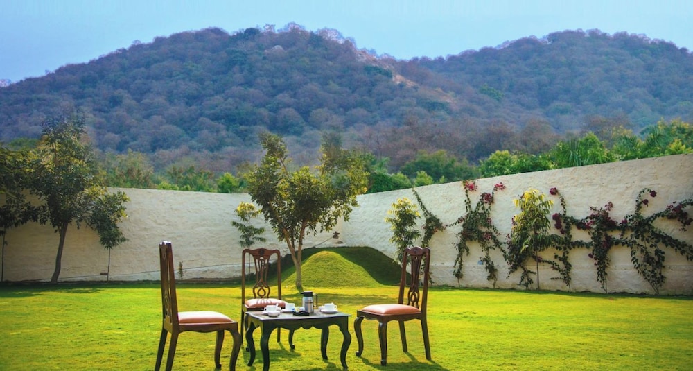 WelcomHeritage Ranthambore Mount Valley Resort 38/43
