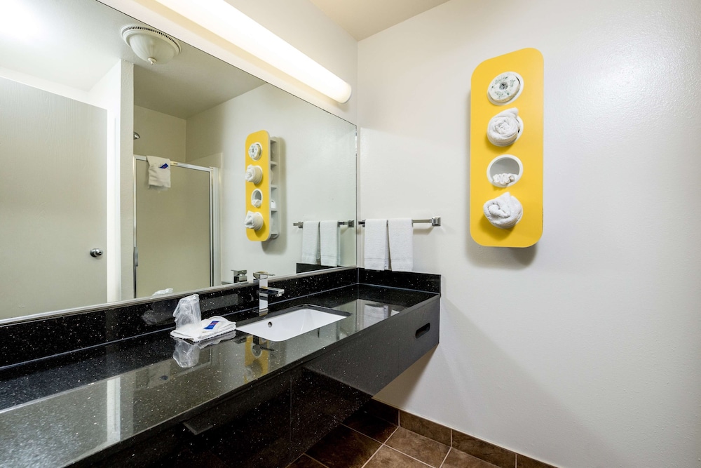 Motel6 Waterloo, IA 49/50