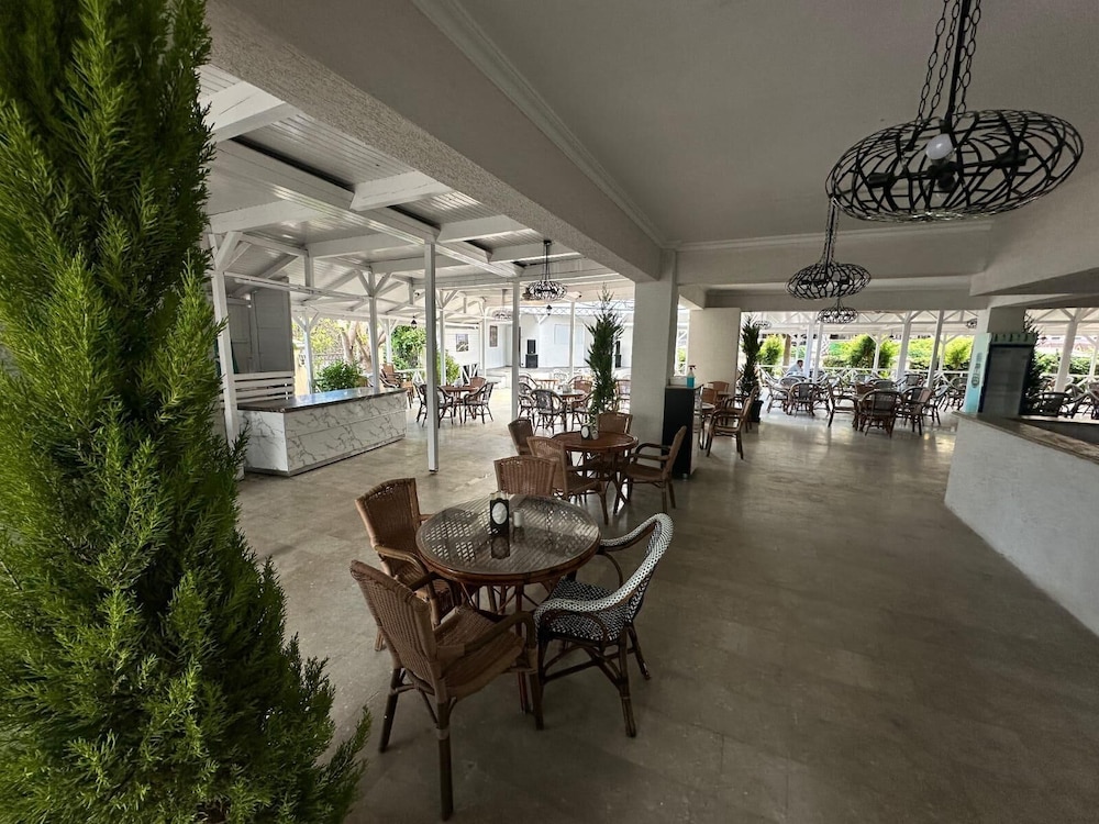 Larissa Inn 34/50