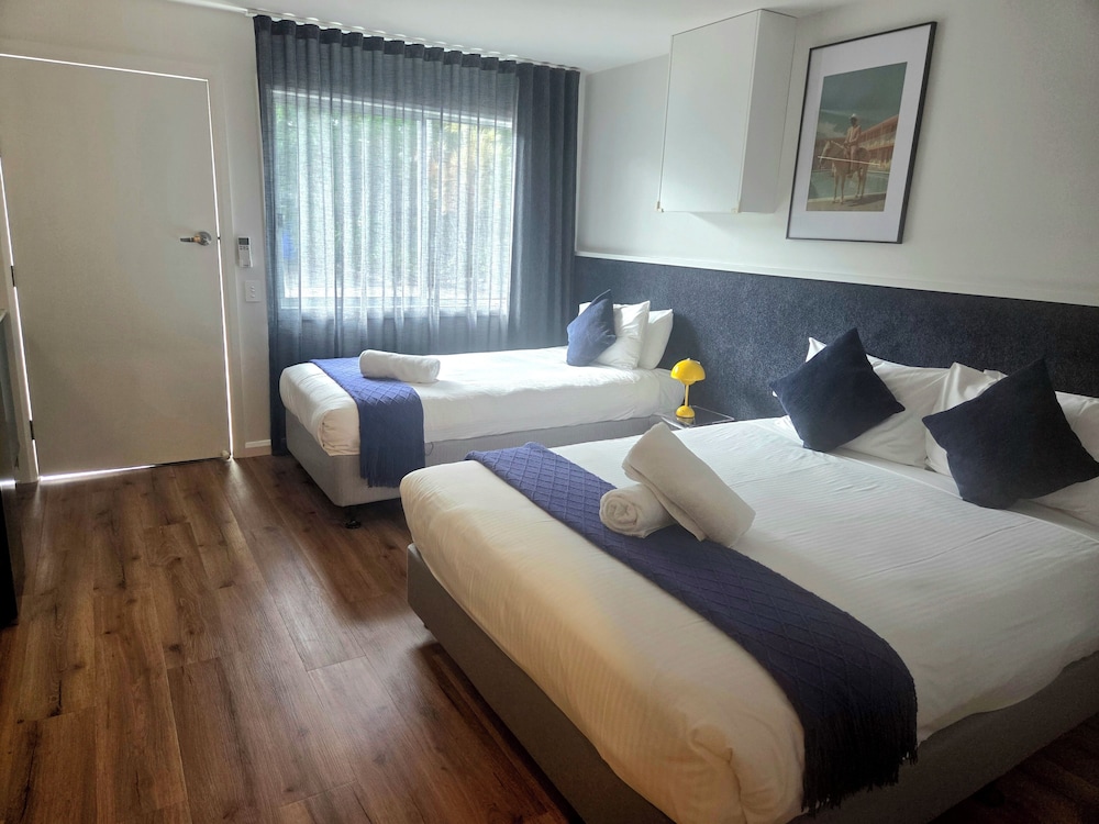 Palm, Collection, Studio, 1 Queen and 1 Single Bed, Queen Bed، TOP SPOT MOTEL 3/4
