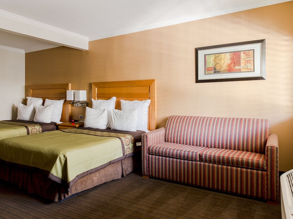 Anaheim Islander Inn And Suites 30/58