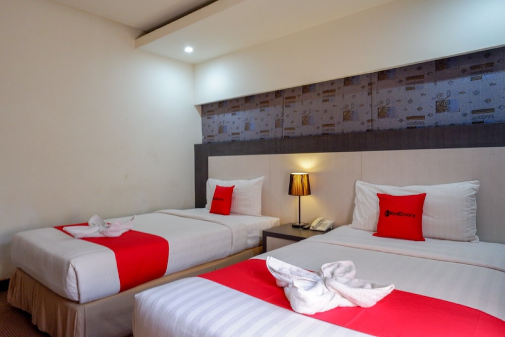 RedDoorz Plus near Hotel Benua Kendari 9/23