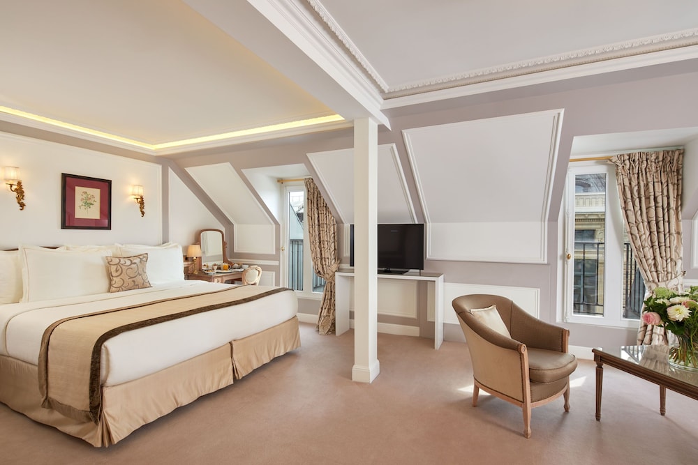 Room at Hotel Regina Louvre, PARIS