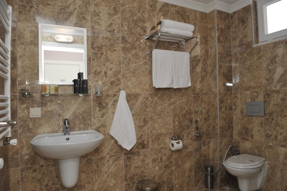 QAMAR PRESTIGE SUITES 47/49