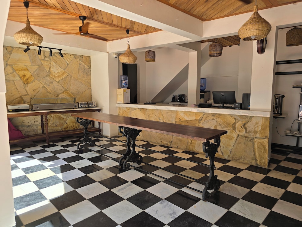 Dhow Palace Hotel 17/75