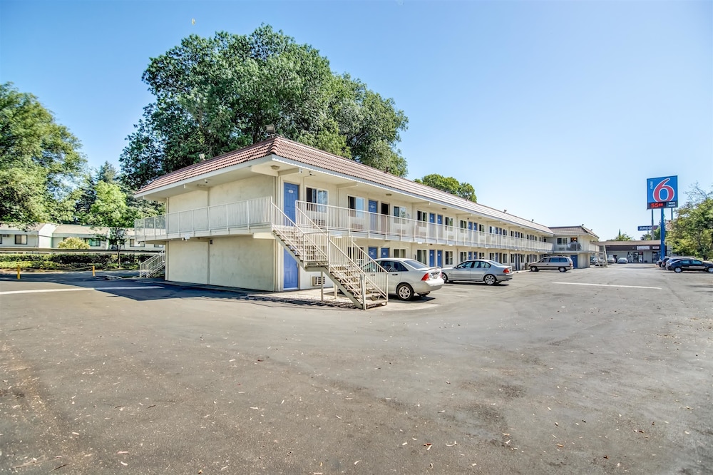 Motel6 Stockton, CA - North 35/46
