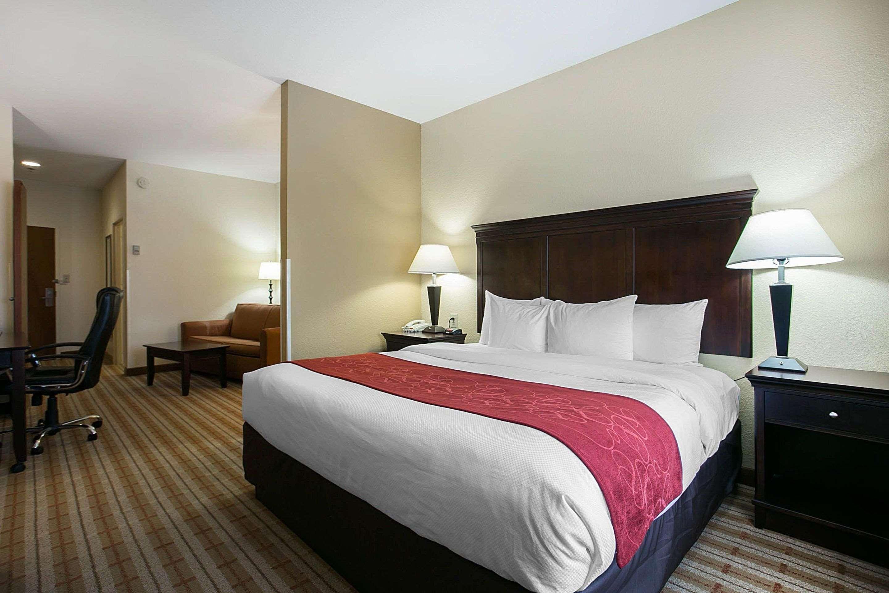 SUITE, KING BED, ACCESSIBLE