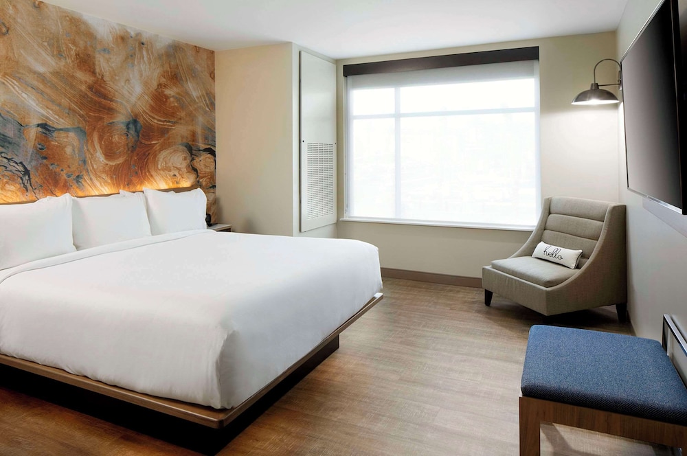 SUITE, KING BED, ACCESSIBLE