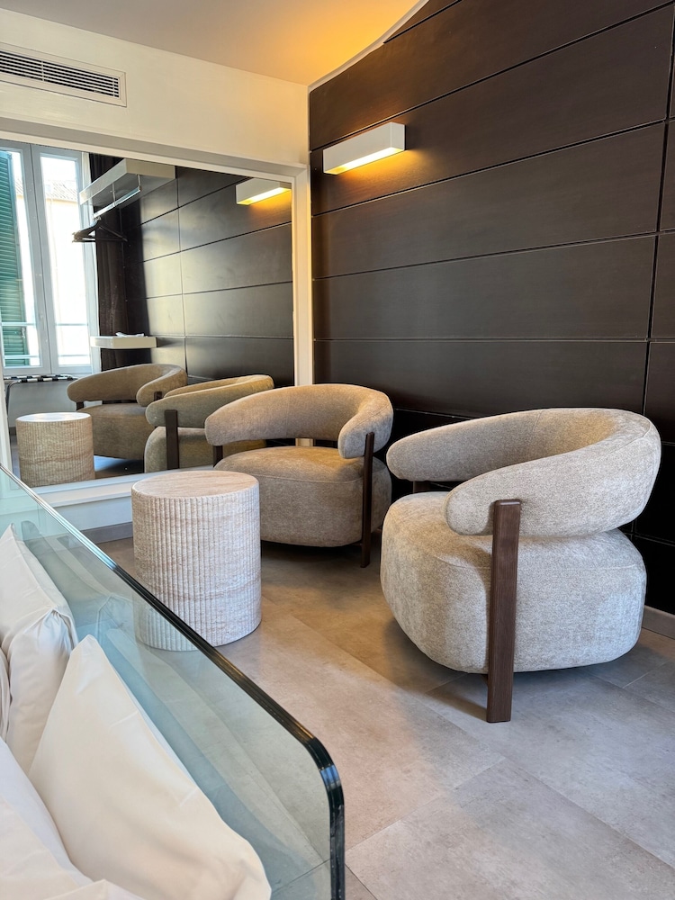 NAVONA SUITES 40/52