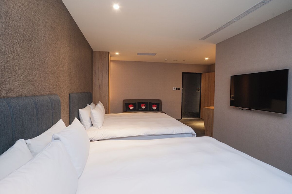 DELUXE, QUADRUPLE, MULTIPLE BEDS, BATHTUB