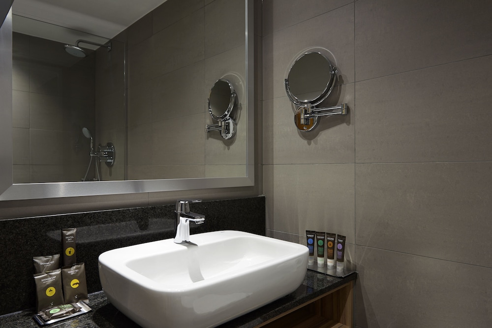 NOVOTEL LONDON STANSTED AIRPORT 67/69