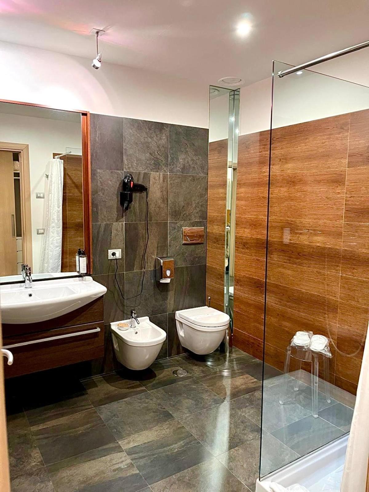غرفة بسرير كينج بشرفة، Bouganville Hill Resort Wellness Space 5/5
