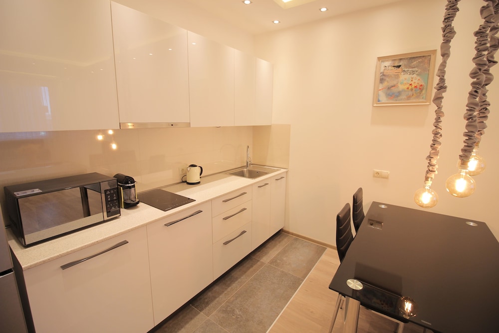 Super Luxury Apartments 3/50