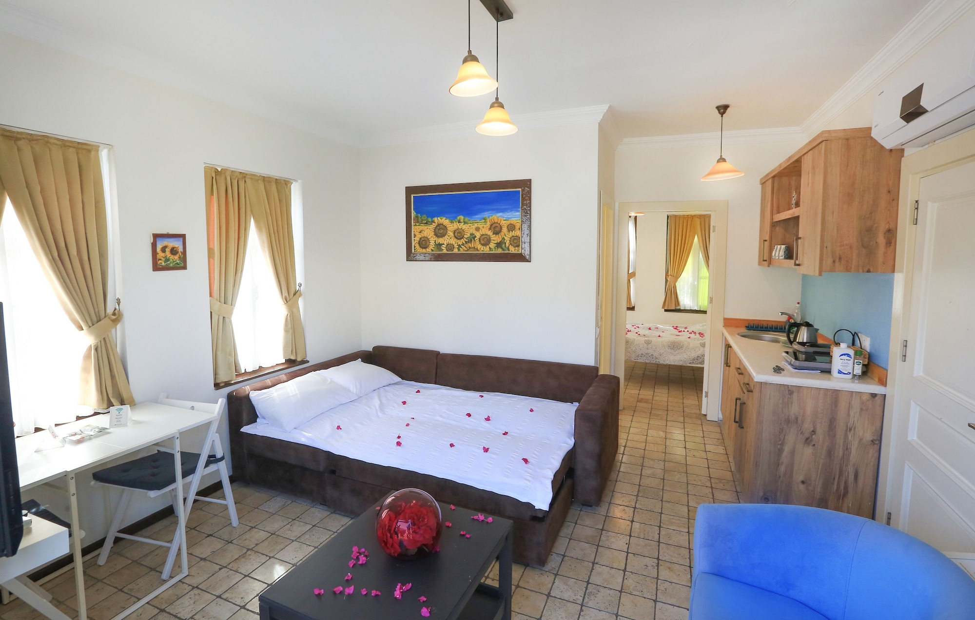 جناح جونيور بسرير مزدوج بإطلالة على المسبح بغرفة نوم واحدة مع أريكة بمطبخ صغير، The Suite Apart Hotel Kaleici 4/8