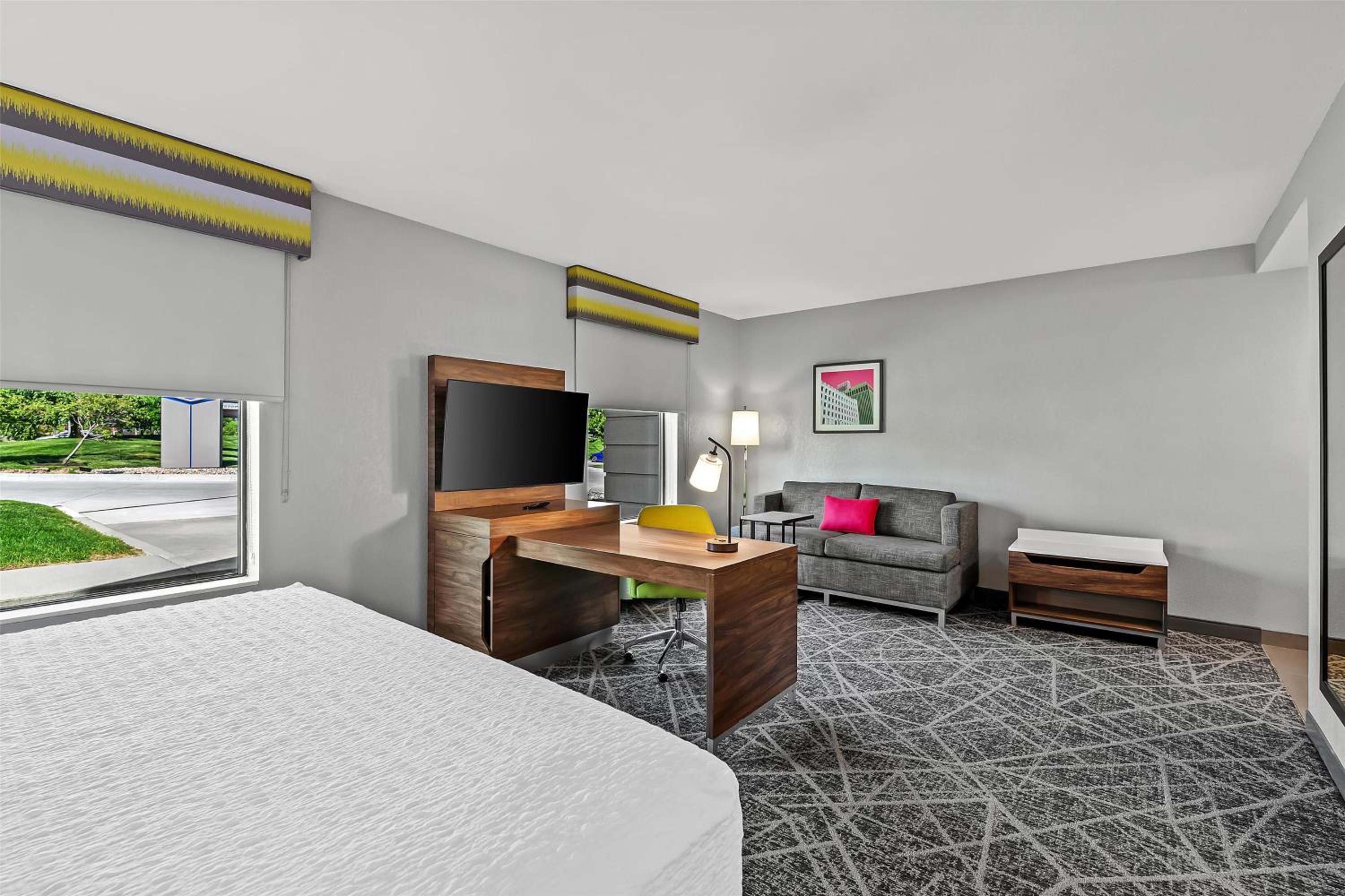 STUDIO, SUITE, KING BED