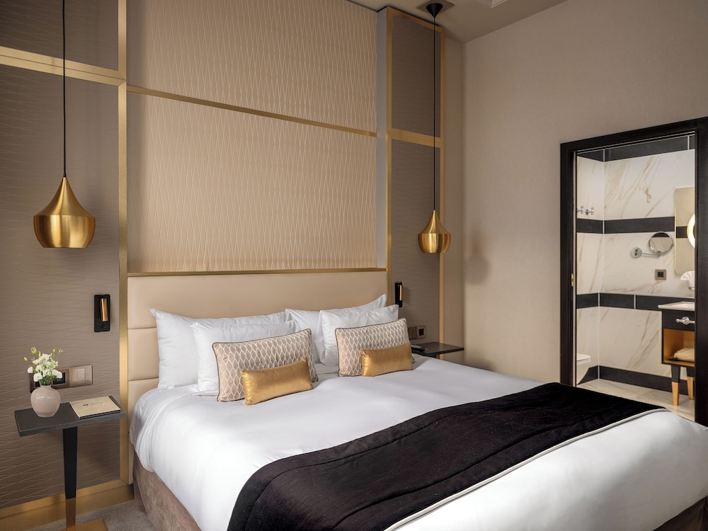 PRIVILEGE, KING BED