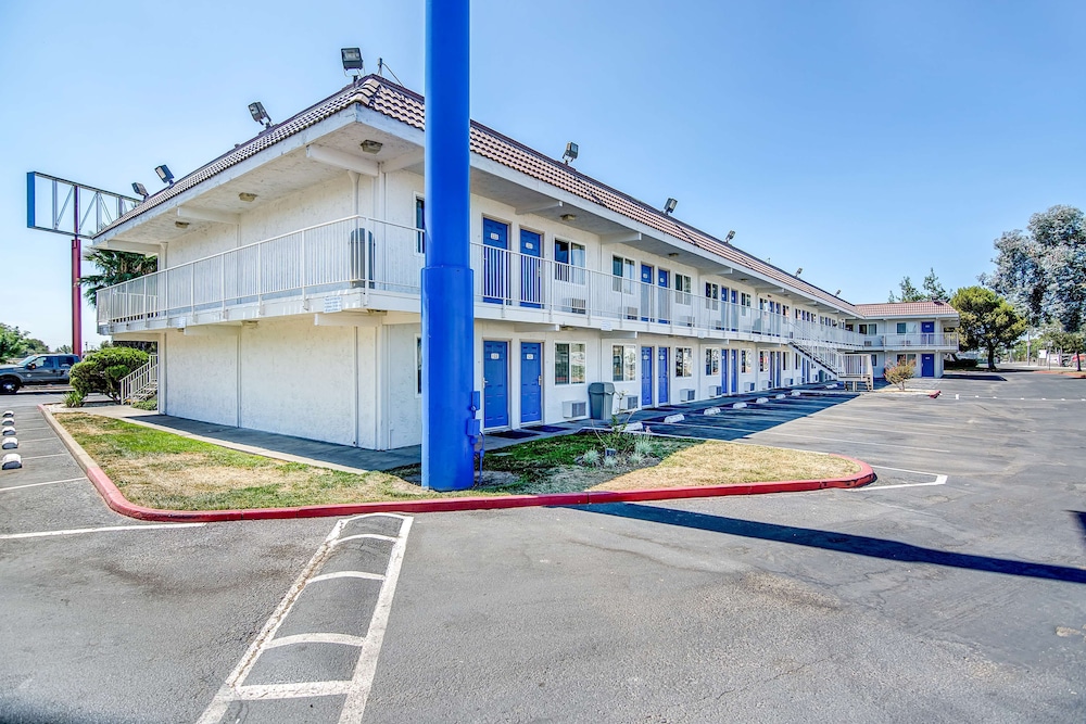 Motel6 Stockton, CA - Charter Way West 21/32
