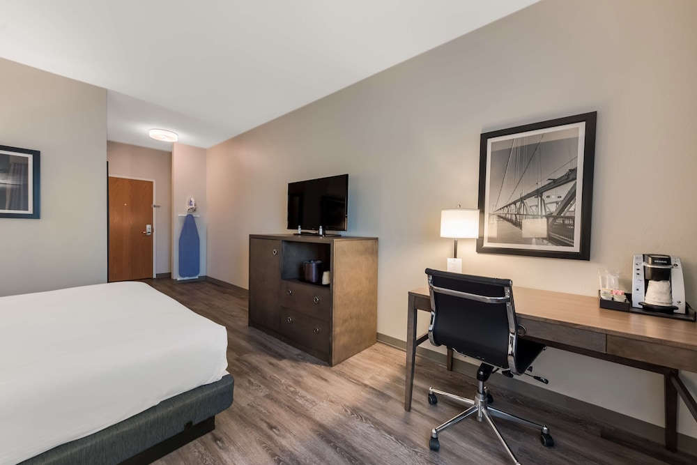 غرفة قياسية بسرير كينج مع أريكة، SureStay Plus Hotel by Best Western Highland Poughkeepsie 5/7