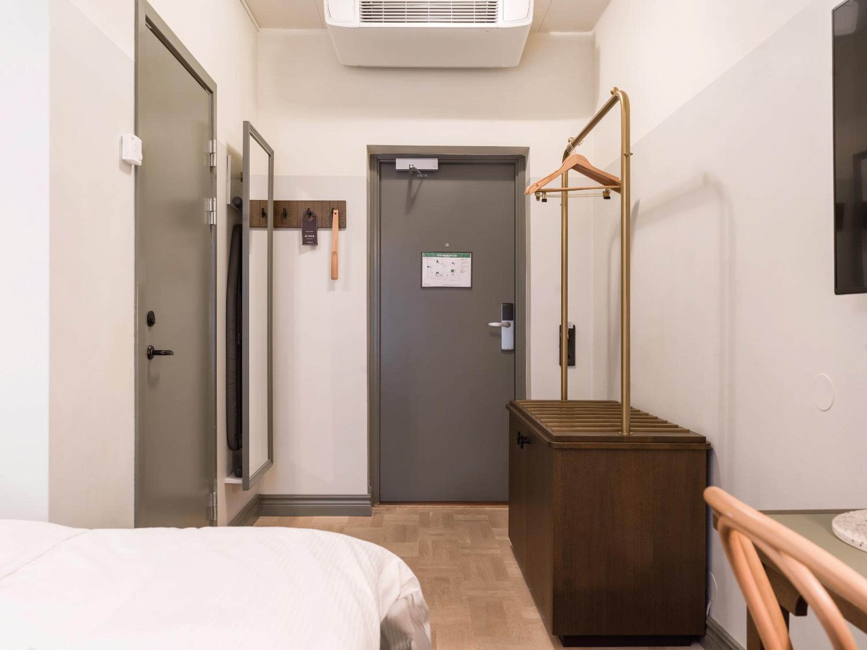 Atrium, Standard, Queen Bed