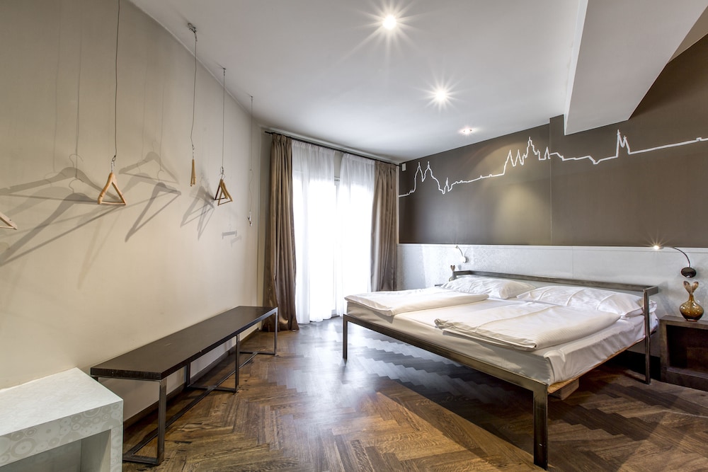 Sophie Apos S Hostel 38/71