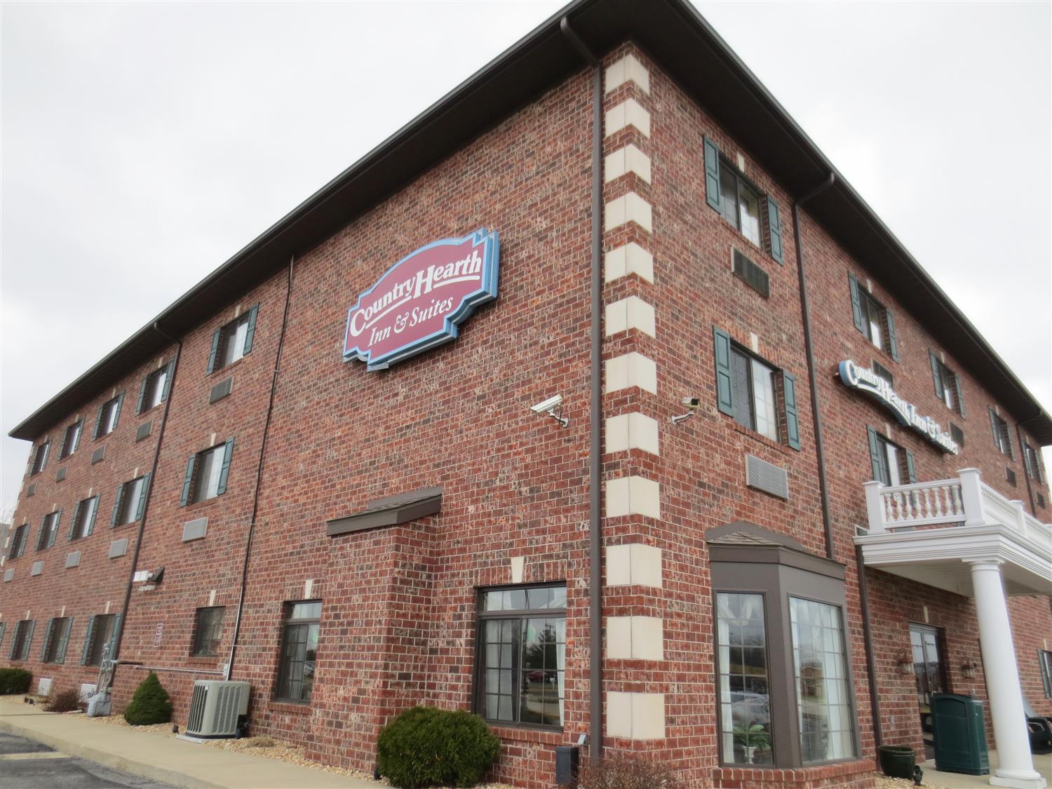 Country Hearth Inn & Suites Edwardsville St. Louis 2/51