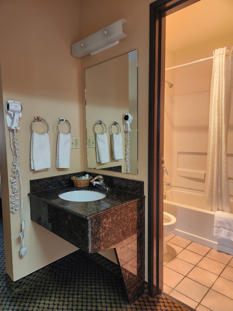 Luxury Inn And Suites 73/75