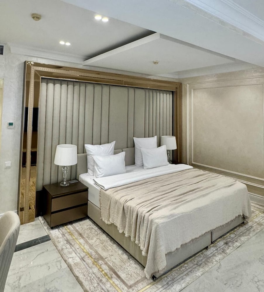 DELUXE, SUITE