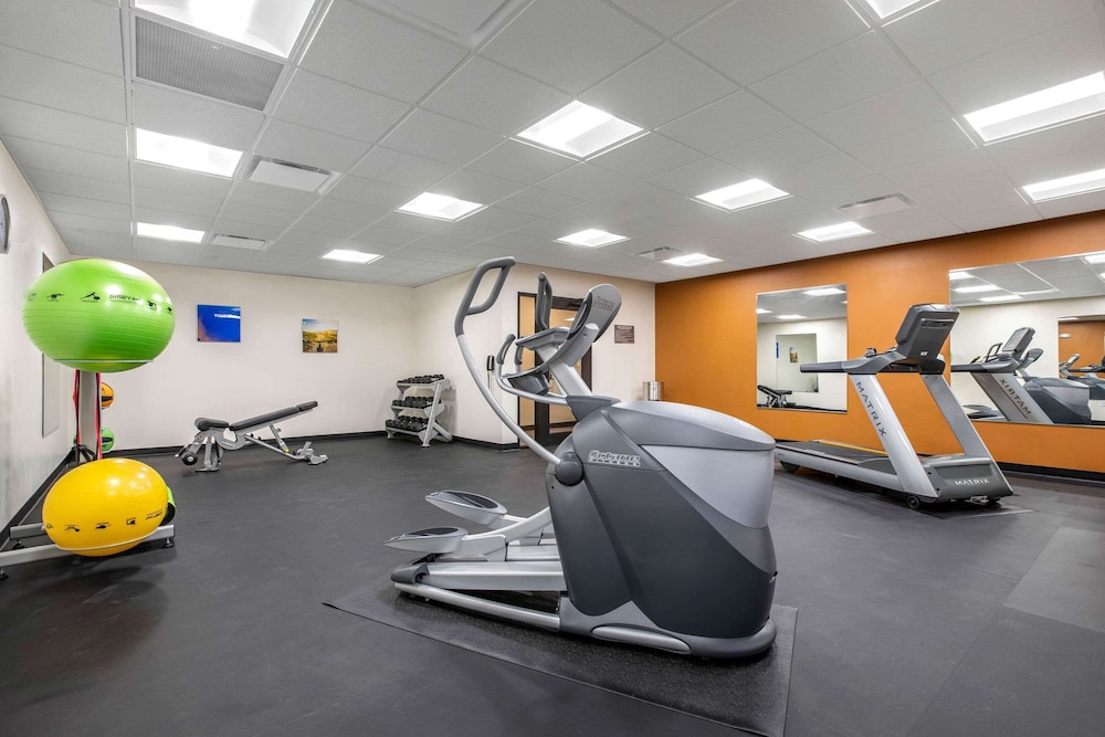 Comfort Inn and Suites Ames Near ISU Campus 24/41