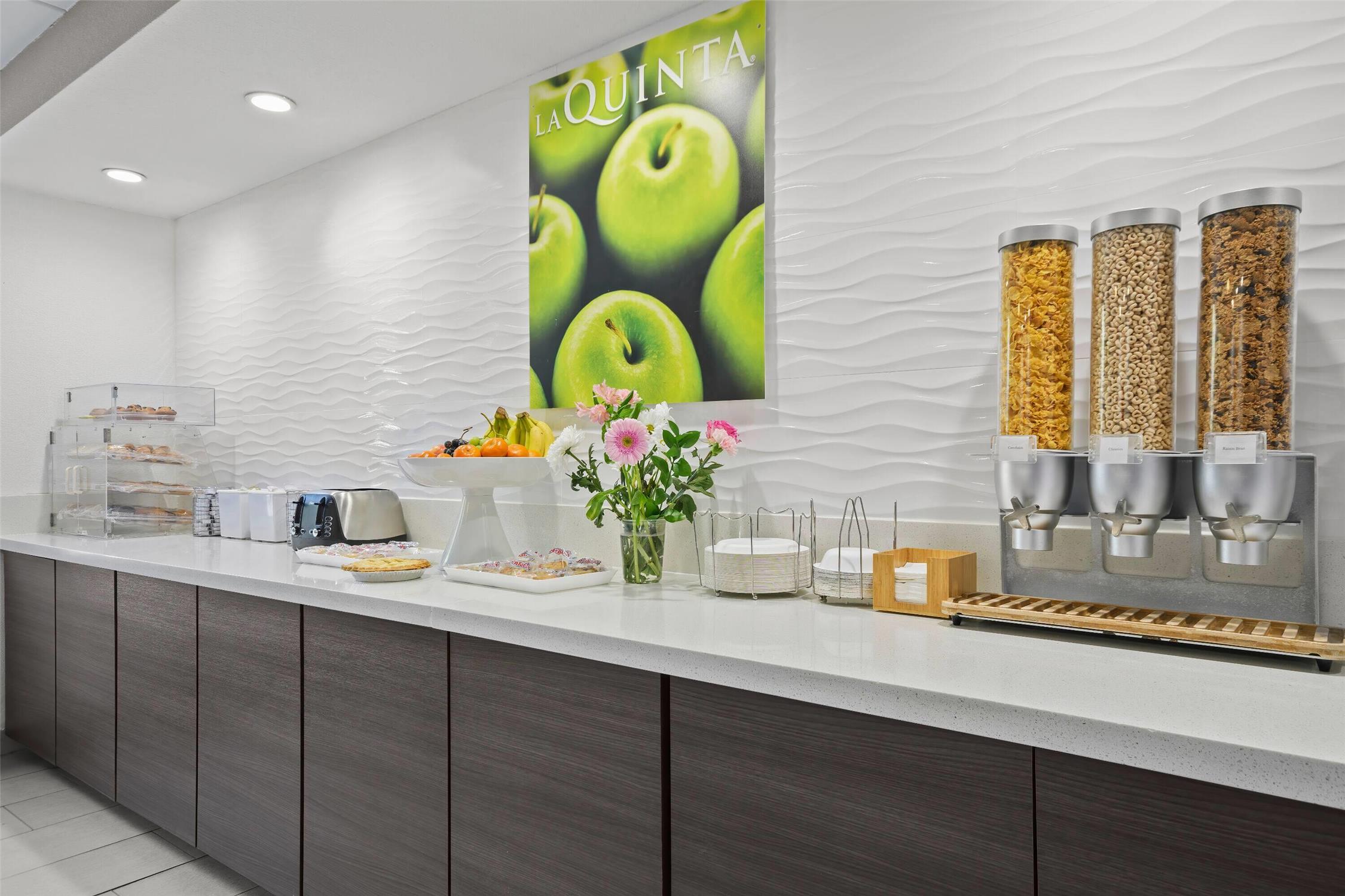 La Quinta Inn & Suites by Wyndham Sturbridge 12/50