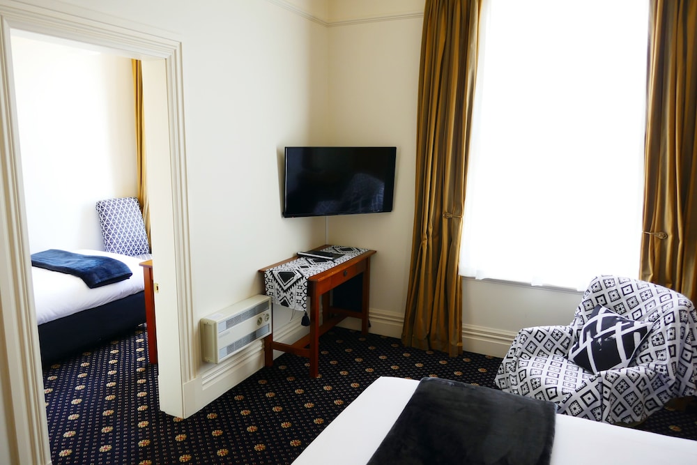 Highland House Boutique Hotel 29/35