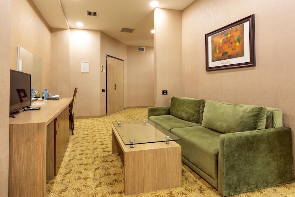 West Shine Hotel 38/48
