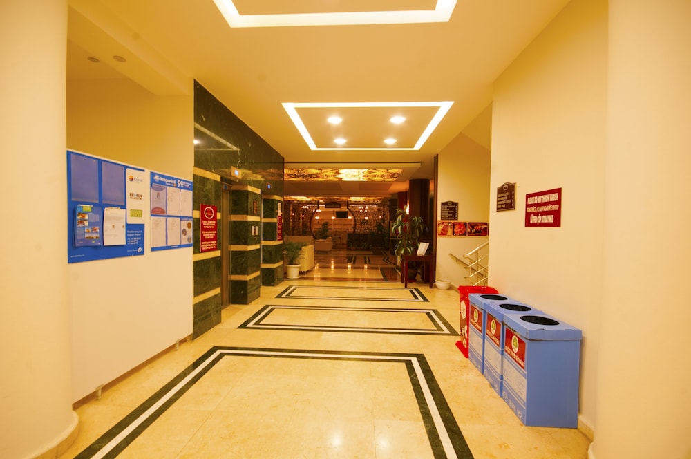 My Dream Hotel 25/70