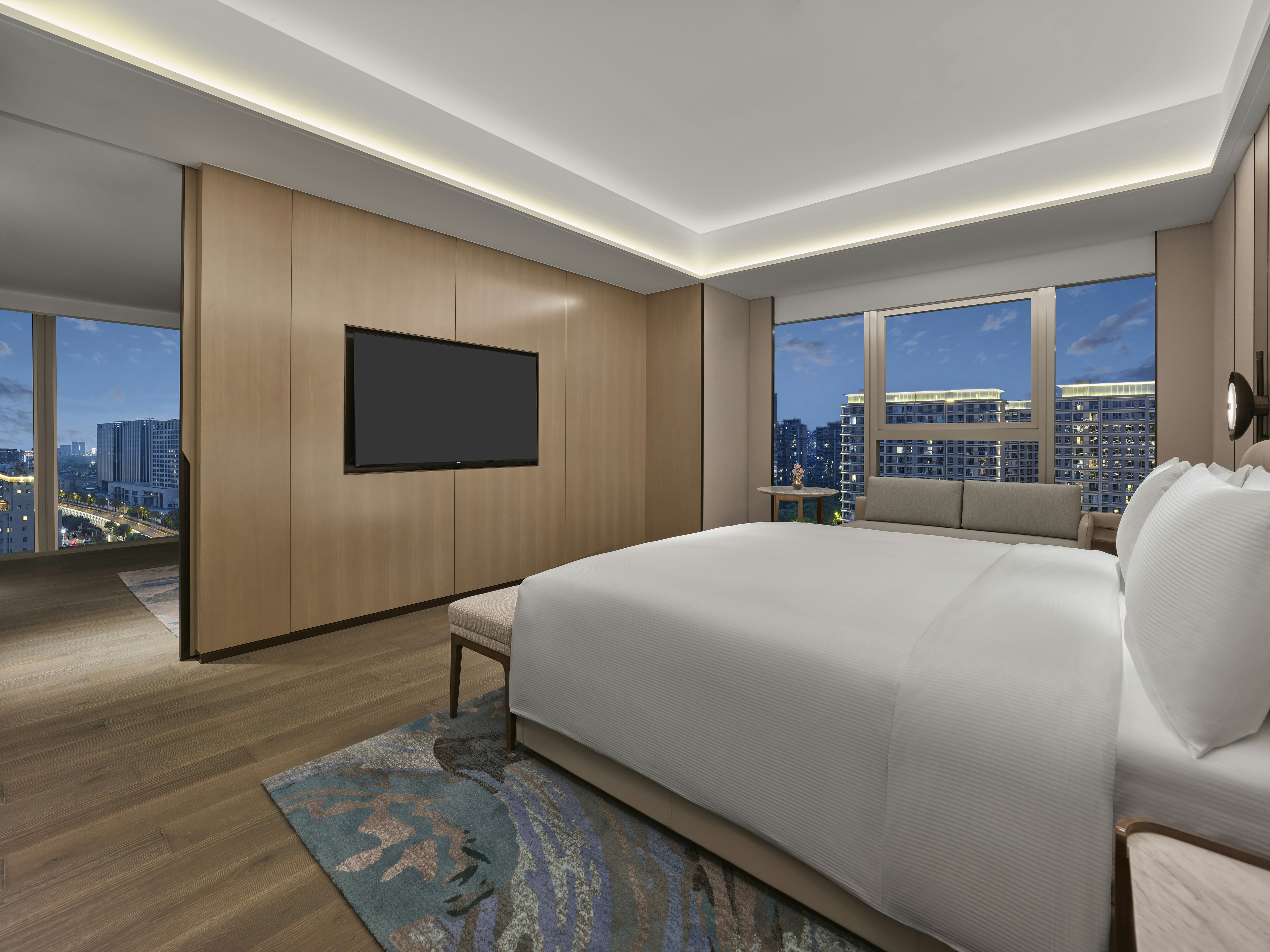 PREMIUM, SUITE, KING BED
