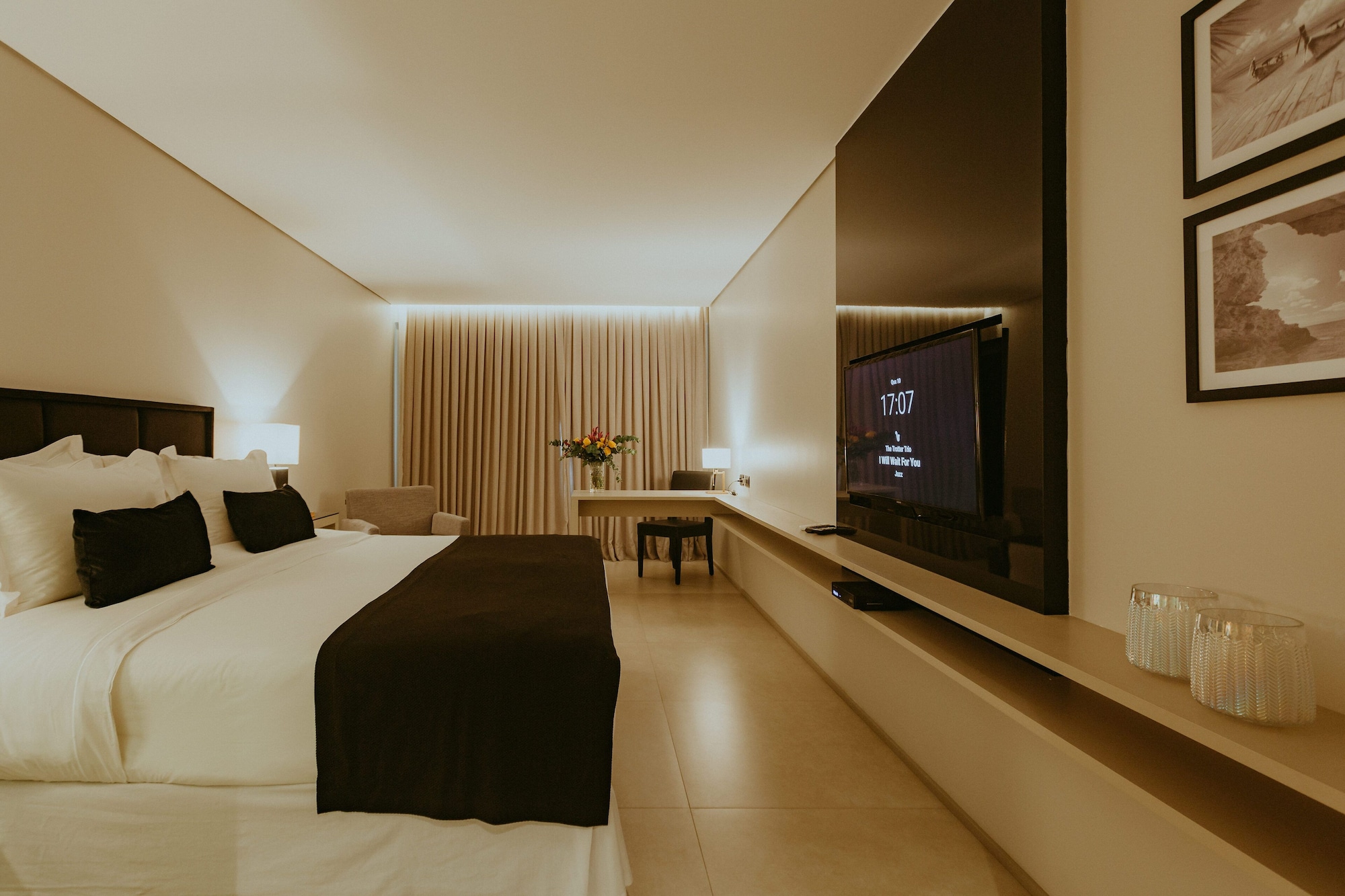 DELUXE, QUEEN BED