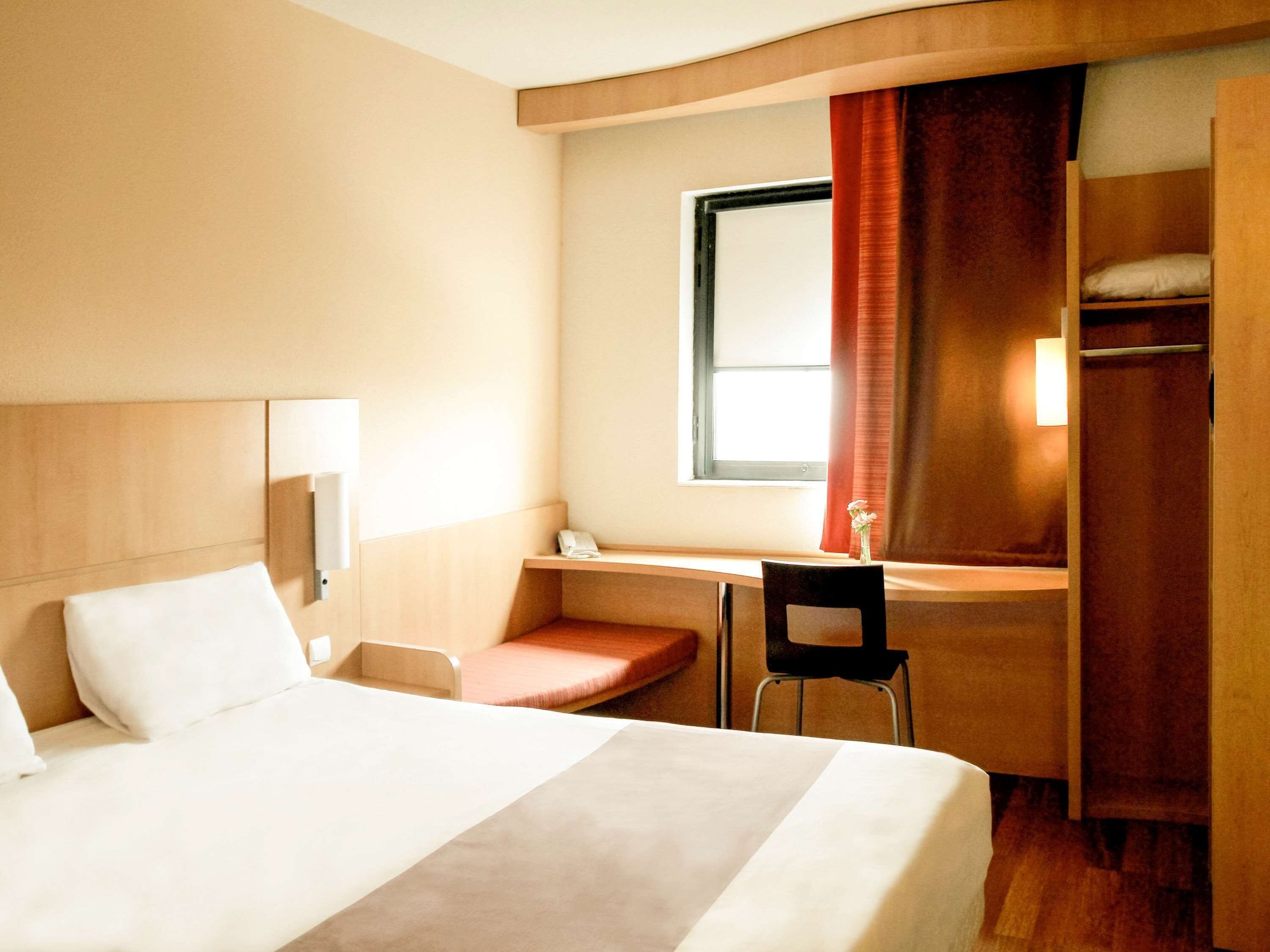 غرفة قياسية بسرير مزدوج