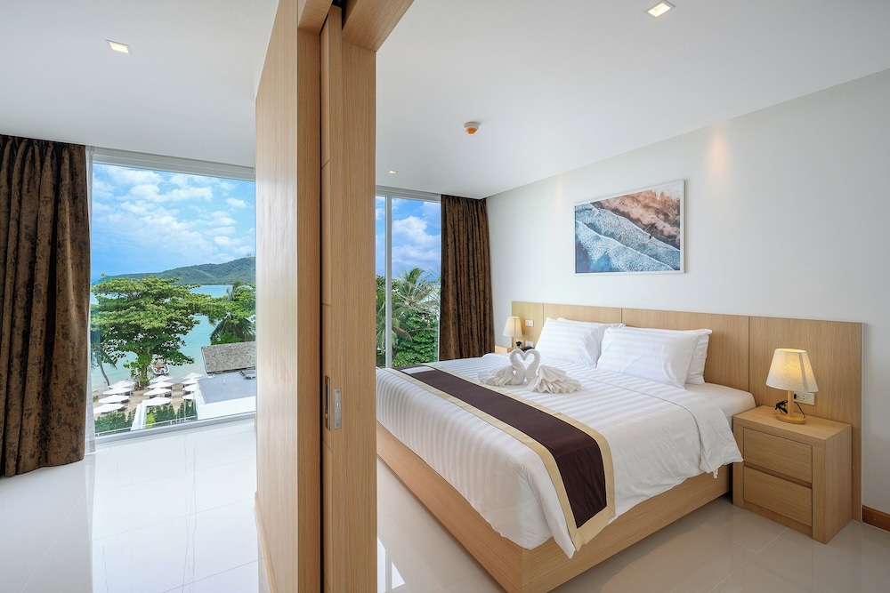 غرفة بسرير كينج وسريرين منفصلين بإطلالة على البحر بغرفتي نوم