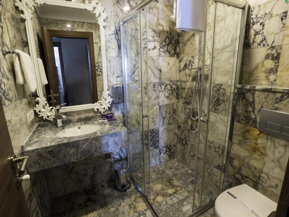 Andalouse Airport Suite Hotel 50/50